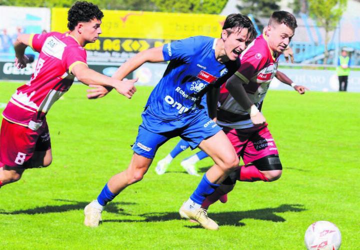 FCW-Eigengewächs Javi Gabathuler setzt sich im Spiel gegen Solothurn gegen zwei Gegner durch. Bild: spr
