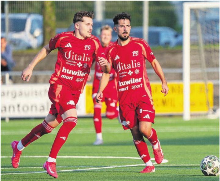 Gentrim Uka (links) und Miguel Ferreira sind zwei von insgesamt 16 Muri-Spielern mit FC-Wohlen-Vergangenheit. Die Klosterdörfler wollen im Derby ihre Siegesserie fortsetzen. Bild: Archiv/any