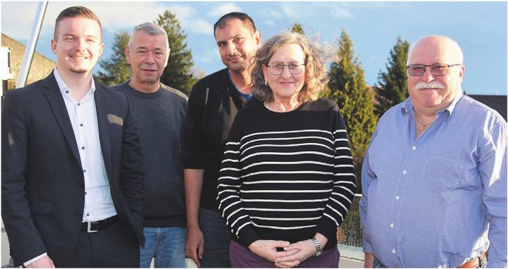 Sie stellen sich gegen eine Erhöhung von 100 Prozent auf der Verwaltung: (v. l.). SVP-Berikon-Kassier Ramon Hug, Alt-Gemeinderat Felix Baur, Alt-Gemeinderat Thomas Trüb, FDP-Berikon-Vize-Präsidentin Yvonne Jenny und Lieni Füglistaller.
Bild: Sabrina Salm Sie stellen sich gegen eine Erhöhung von 100 Prozent auf der Verwaltung: (v. l.). SVP-Berikon-Kassier Ramon Hug, Alt-Gemeinderat Felix Baur, Alt-Gemeinderat Thomas Trüb, FDP-Berikon-Vize-Präsidentin Yvonne Jenny und Lieni Füglistaller.
Bild: Sabrina Salm