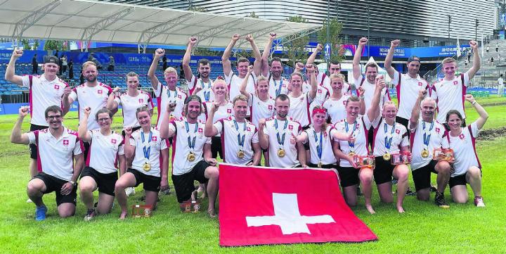 Drei Medaillen, zweimal Silber, einmal Gold. Die Schweiz stellte die erfolgreichste Delegation im Seilziehen an den World Games in China. Mit Sarah Villiger, Elena Beier, Emanuel Zumbühl, Melanie Villiger, Jeremias Zumbühl und Markus von Flüe als Coach waren gleich sieben Sinser Teil der erfolgreichen Truppe. Bild: Pirmin Steinmann
