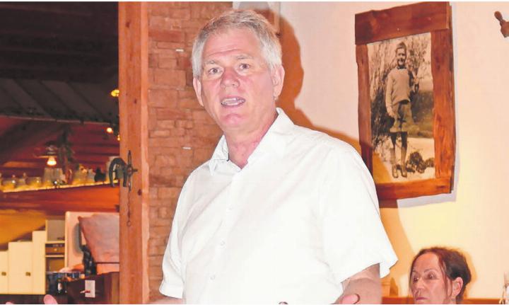 Präsident Stephan Bärtschi konnte an der GV viele Mitglieder des Vereins «Verträgliche Starkstromleitung Reusstal» begrüssen. Er und seine Vorstandskollegen hielten die Versammlung betreffs Neuestem auf dem Laufenden. Bild: Stefan Treier