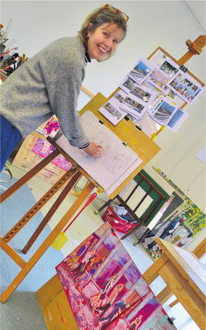 Bevor Rosemary Rauber zu malen beginnt, komponiert sie ihre Werke mit Farbstiften, dann entwickelt sie sie in locker-schnellem Stil mit Malkreide weiter.
Bild: Thomas Stöckli