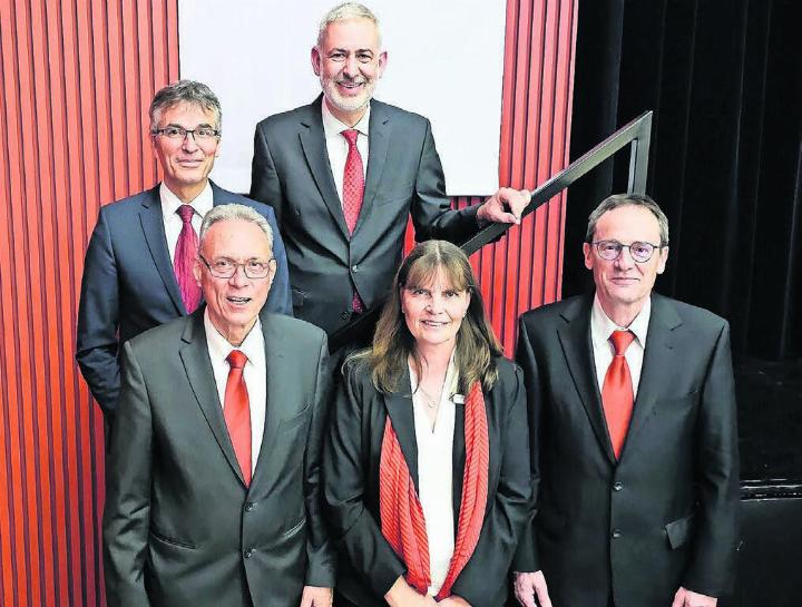 Drei Verwaltungsratsmitglieder traten zurück, vorne von links: Peter Lamprecht, Corinne Wittenwiller, Franz Odermatt, zwei wurden neu gewählt, hinten von links: Marcel Ottiger, Beat Neukom. Bild: zg