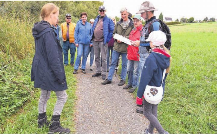 Auf dem Weg entlang der Grenze erhielten die Teilnehmer spannende Informationen und erstaunliche Anekdoten. Bild: zg