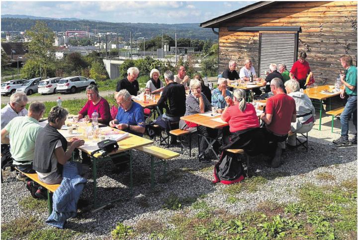 Bis zu 50 freiwillige Erntehelfer genehmigen sich ein wohlverdientes Mittagessen auf dem Rebberg. Bilder: zg