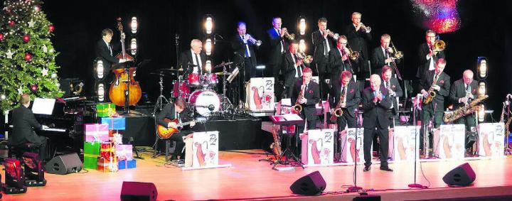 Pepe Lienhard (klatschend) besucht mit seiner Big Band im Dezember Berikon. Bilder: zg / Roger Wetli Pepe Lienhard (klatschend) besucht mit seiner Big Band im Dezember Berikon. Bilder: zg / Roger Wetli