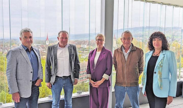 Zufrieden mit dem Erreichten und voller Vorfreude (von links): Thomas Bopp (Stiftungsleiter), Matthias Peterhans (Bereichsleiter Ökonomie), Carmen Frei (Stiftungsrätin), Peter Trost (Architekt) und Kerstin Lücker (Bereichsleiterin Seminare und Gastronomie) im siebten Stock des neuen Allegra-Gebäudes hoch über Bremgarten. Bild: Marco Huwyler