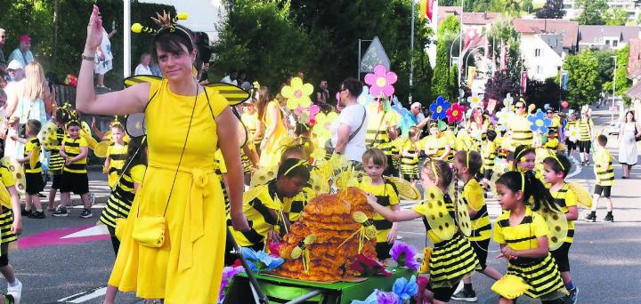 Unter der Leitung einer Bienenkönigin laufen die Kindergartenkinder zum Festgelände, wo sie gebührend von der Oberstufe empfangen werden. Bilder: Monica Rast / zg