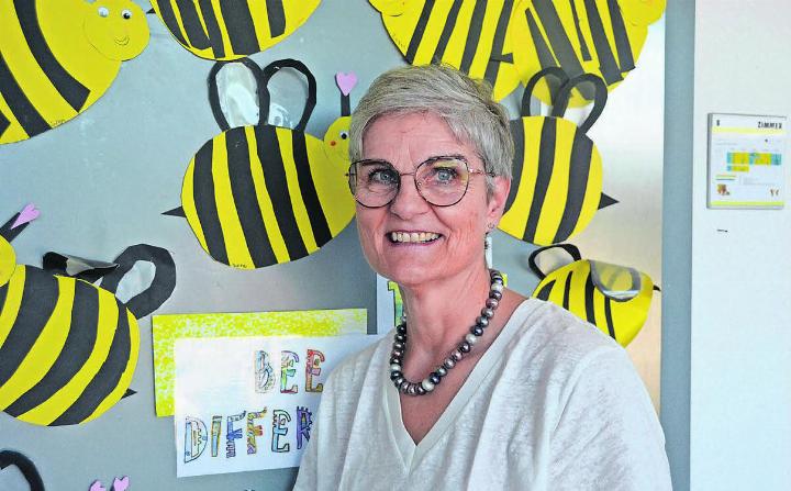 Regula Meier-Rösti führte ihren Beruf als Schulleiterin mit viel Herzblut aus. Die Bienen sind in 
diesem Jahr Sinnbild an der Künter Schule, dass jede Person ihre Stärken hat und zum Wohl der gesamten Gesellschaft beitragen kann.
Bild: Roger Wetli