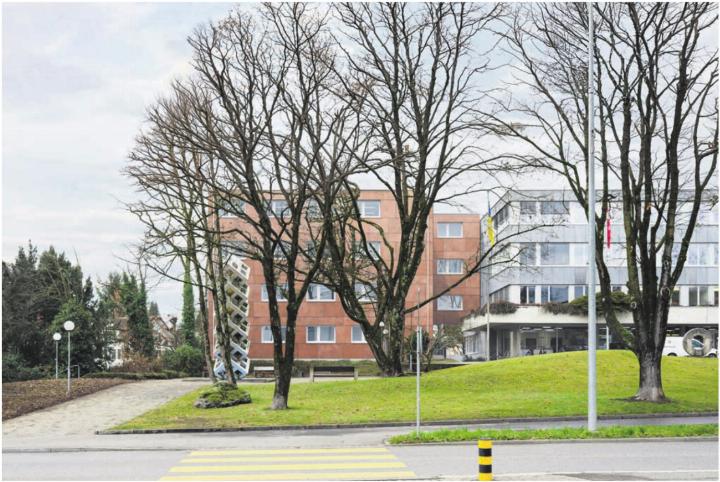So wird das erweiterte Gemeindehaus künftig aussehen: Der braune Modulbau mit einer Passerelle zum Bau aus dem Jahr 1972.