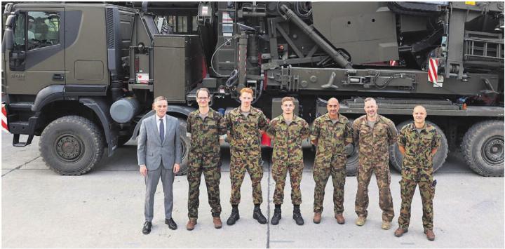 Militärdirektor Jean-Pierre Gallati (links) und Oberstlt Patrick Koller, Kreiskommandant des Kantons Aargau, mit den neu brevetierten Offizieren aus dem Freiamt (v. l.): Maj Michael Hackl, Lt Tobias Wiederkehr, Lt Mike Schramm, Oberstlt Prakash Gysel, Oberst Beni Horn. Bild: pd