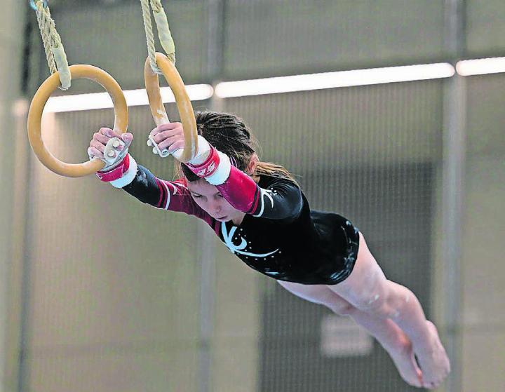 Schaukelringe ist eine der verschiedenen Disziplinen, in denen am kommenden Wochenende in der Hofmattenhalle um die Aargauer Mannschaftsmeistertitel im Geräteturnen gekämpft wird. Bild: zg
