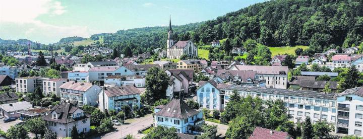 Den Blick von oben erhalten die Teilnehmenden, wenn sie im Rahmen der Führung durch das Dorf aufs Dach des Silos steigen. Bilder: zg/Archiv