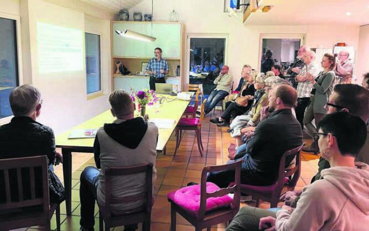 Markus Ursprung erklärt den Mitgliedern des Gewerbevereins den Heizenergieverbrauch seiner Liegenschaft. Bild: zg