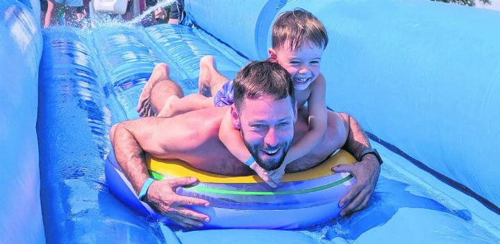 Auf gehts: Gross und Klein steht die Rutsch-Vorfreude ins Gesicht geschrieben. Wie den beiden ging es am Wochenende Hunderten am Suterhübel. Bild: Marco Huwyler