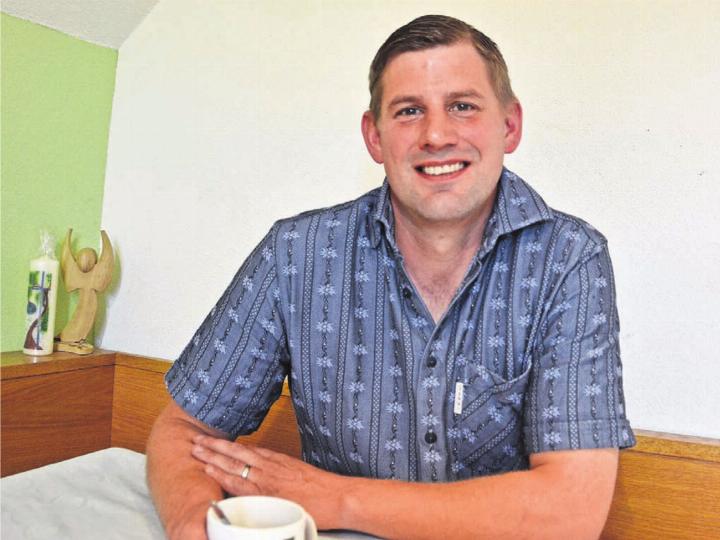 Cyrill Gauch vertritt heute schon die Interessen seines Bauernstandes in verschiedenen Gremien. So präsidiert er den Verband Braunvieh Aargau. Bild: vaw
