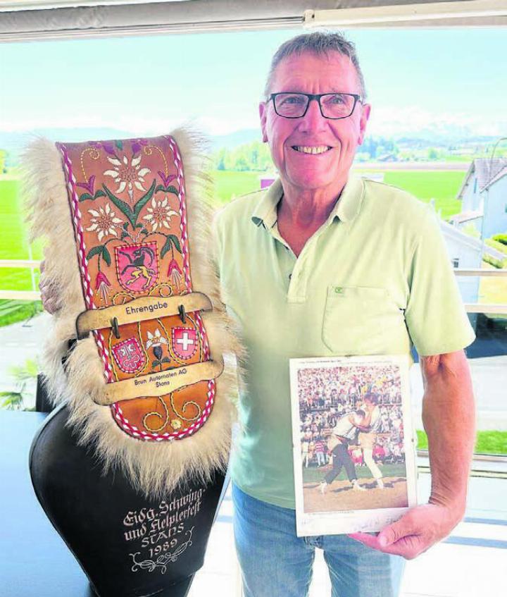 Glocke und Foto als Erinnerungen seines grössten Erfolgs in Stans. Bild: Stefan Sprenger / zg