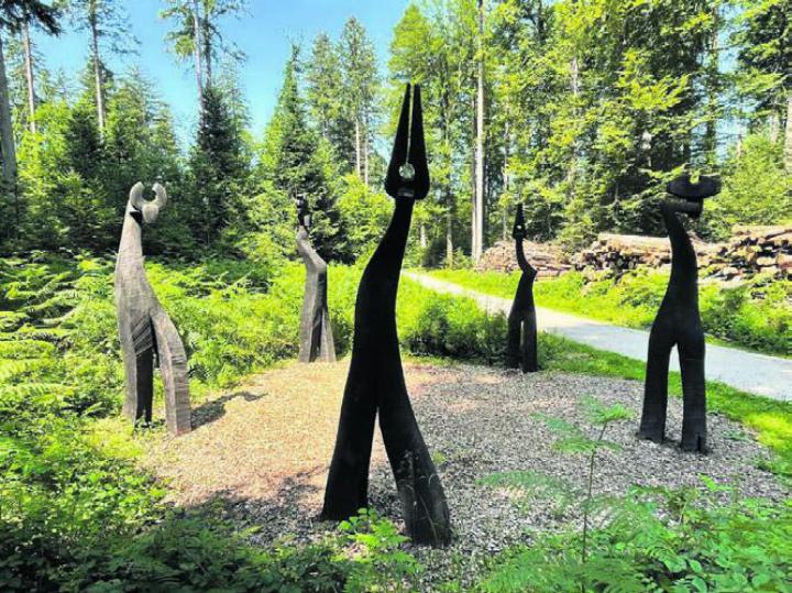 Der Tanzplatz von Zufikon – eine der Skulpturen des Sagenwegs. Bild: zg