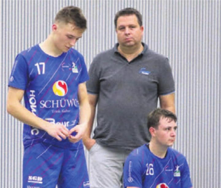 Lange Gesichter bei den Freiämtern. Von links: Julius Behrendt, Co-Trainer Oliver Waeckerlin und Joel Borioli. Bild: jg