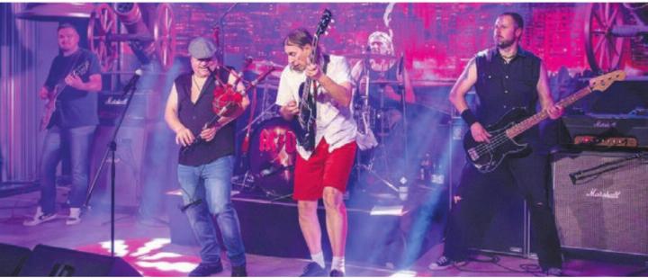 AC/DX lassen auf der Bühne, wie die Originale, nichts anbrennen. Bild: zg