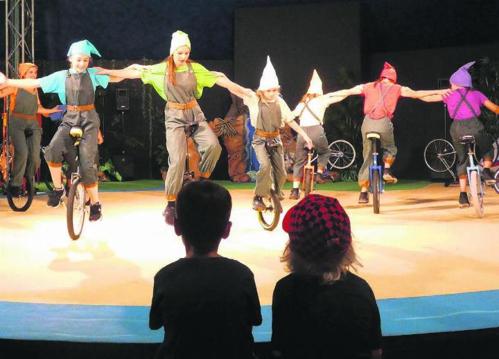 Eine Gruppe farbenfroher Zwerge bespielt die Insel. 
Bilder: Gianna Schläpfer