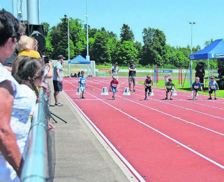 Jede und jeder darf beim Mutschellen-Sprint mitrennen. Der Spass steht im Vordergrund. Bilder: Archiv / Valentin Studerus