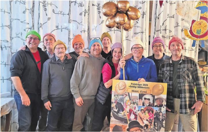 Die goldigen «Söiblottere» haben ein Mitglied mehr (von links): Lieni Niederer, Balz Saxer, Pius Wey, Martin Joller, Peter Thurnherr, Hans Melliger, Sandra Joho, der frisch gekürte Marc Erni, Remo Eppisser und Remo Stettler. Es fehlt Priska Meier. 
Bilder: Chregi Hansen