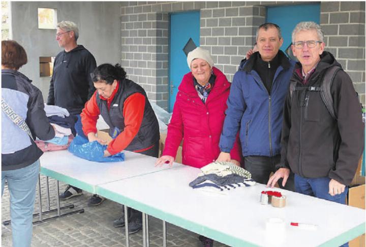 Gemeindeleiter und Diakon Hans-Peter Stierli (rechts) unterstützte die Sammlung des Vereins aktiv. Bild: tre