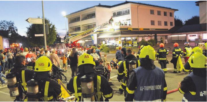 Die Mannschaft und die Bevölkerung sind dabei, als via Autodrehleiter die Kommando-Übergabe stattfindet.