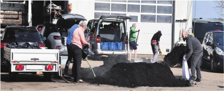 Rund 300 Kubik Kompost werden für den Komposttag bereitgestellt. Am Ende des Tages ist dieser von den über 300 Abholern in diverse Gebinde für den eigenen Garten abgefüllt. Bilder: Monica Rast