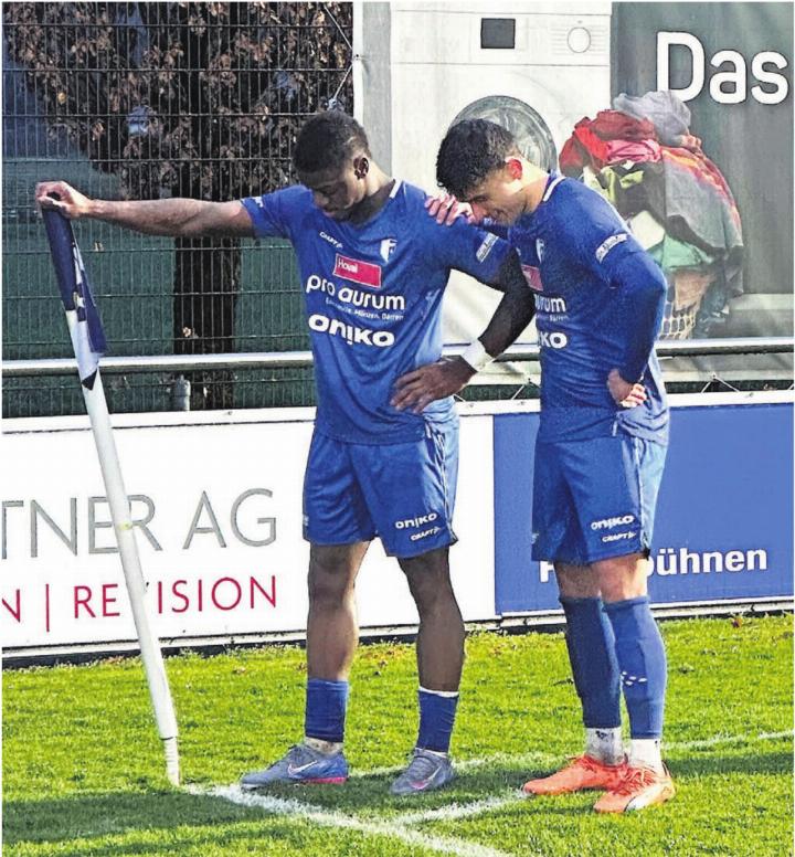 Ein philosophischer Jubel bei der Eckfahne. Die beiden Doppeltorschützen Dramane Sissoko (l.) und Bijan Dalvand freuen sich auf ihre Art über den verwerteten Penalty zum entscheidenden 5:3. Bild: Stefan Sprenger