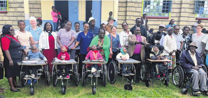 Organisiert durch den Bischof (pinkes Hemd), haben fünf Kinder mit Behinderungen und zwei ältere Personen neue Rollstühle erhalten. Viktor Steiner ist hinten in der Mitte des Bildes zu sehen (mit Hut), neben dem lokalen Abgeordneten der Regierung (mit weissem Hut). Bilder: zg