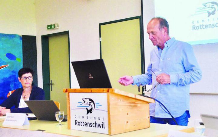 Gemeindeammann Daniel Moor hat unter anderem über die Sanierung der Reussbrücke orientiert, Frau Vizeammann Carla Grod über den Kindergarten-Anbau. Bild: Thomas Stöckli
