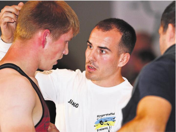 Trotz Verletzung ganz nahe beim Team und bei jedem Kampf dabei: Randy Vock. Bild: awa