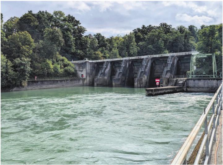 Wer das Kraftwerk in den nächsten Monaten schifflich passieren will, braucht Baukranhilfe. Bild: huy