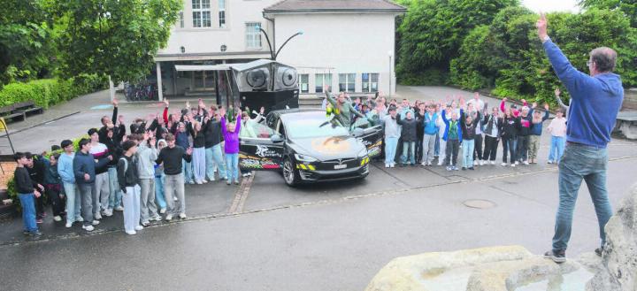 Das gehört dazu: Solarpionier Louis Palmer macht ein Gruppenbild der Niederwiler Schülerinnen und Schüler mit seinem SolarButterfly. Bilder: Chregi Hansen / zg