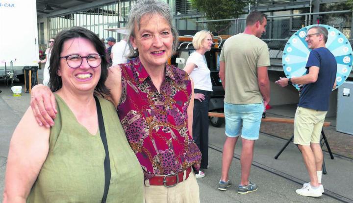 Claudia Borbeck (links) und Karin Buess aus dem OK freuen sich über den erfolgreichen Kinoplausch. Bilder: Richard Gähwiler