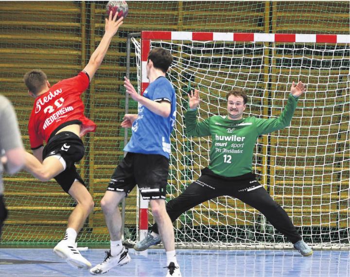 Im Tor gehört Ivo Rütimann zu den besten Goalies der gesamten 1. Liga. Der TV Muri will mit den vielen Fans im Rücken nun für einen fulminanten Saisonendspurt sorgen.
Bild: Alexander Wagner Im Tor gehört Ivo Rütimann zu den besten Goalies der gesamten 1. Liga. Der TV Muri will mit den vielen Fans im Rücken nun für einen fulminanten Saisonendspurt sorgen.
Bild: Alexander Wagner