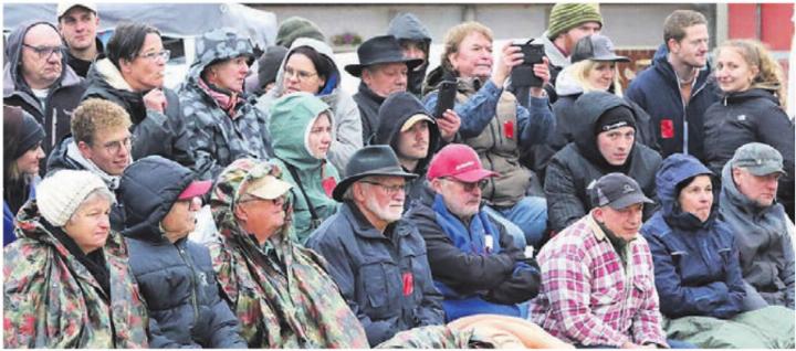 Die Zuschauer mussten sich am Nachmittag dick einpacken.