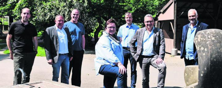 Sind stolz auf ihr gemeinsames Projekt (v. l): Andreas Blöchliger, Schulleiter Primarstufe; Matthias Peterhans, Bereichsleiter Ökonomie; Rolf Schwyter, Schulleiter HPS; Doris Stöckli, Vizeammann; Stefan Waldner, Leiter Abteilung Bau; Thomas Bopp, Stiftungsleiter, und Landschaftsarchitekt Angelo Hug. Bild: Monica Rast