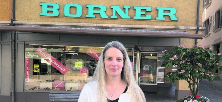 Ein Abschied, der nicht nur sie schmerzt: Sonja Conrad hat gestern ihren Laden für den bevorstehenden Totalausverkauf umgestaltet. Bild: Marco Huwyler