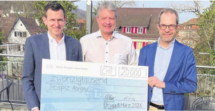 Übergaben den Check: (v. l.) Dominique Meier (LC Freiamt), Dieter Hermann (Geschäftsführer Hospiz Aargau) und Gabriel Lüthy (LC Mutschellen-Kelleramt). Bild: zg