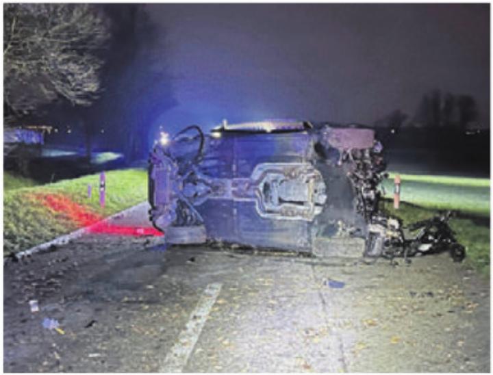 Am Auto entstand Totalschaden. Bild: zg