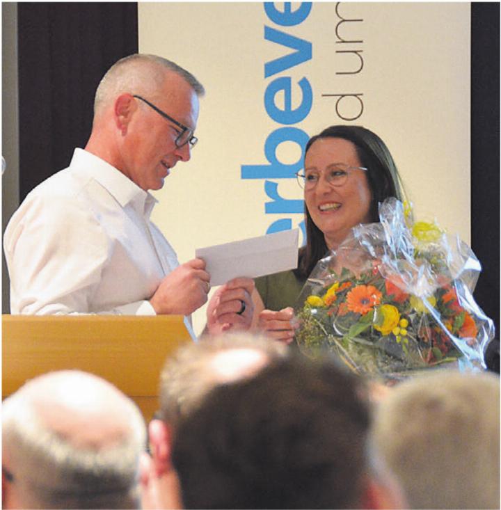 Präsident Urs Beyeler verabschiedet Stefanie Stöckli-Joho aus dem Vorstand und Marcel Laubacher, der zwölf Jahre lang den Altersheimausflug organisierte.
Bilder: Annemarie Keusch