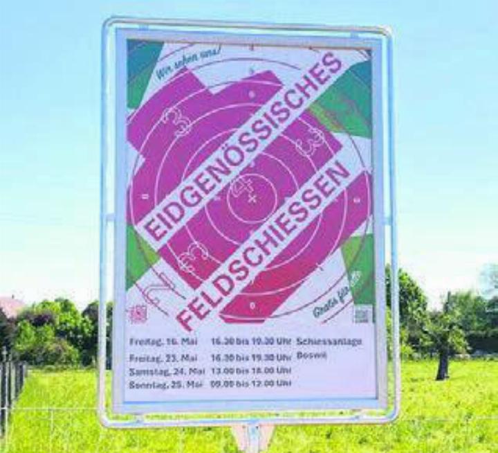 Die Dorfeingangstafeln weisen auf Anlässe hin – aktuell das Feldschiessen. Bild: zg