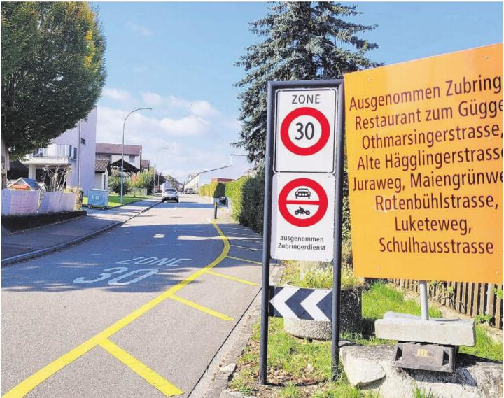 Die ersten Beobachtungen des Verkehrsflusses haben ergeben, dass Optimierungen in der Verkehrsführung und der Signalisation erfolgen müssen. Abgesehen davon fahren noch zu viele Fahrzeuge über verbotene Schleichwege. Diese Verkehrsteilnehmer dürfen damit rechnen, dass die Polizei die Fahrverbote überwacht und Fehlbare mit einer Busse belegt. Bild: Chregi Hansen