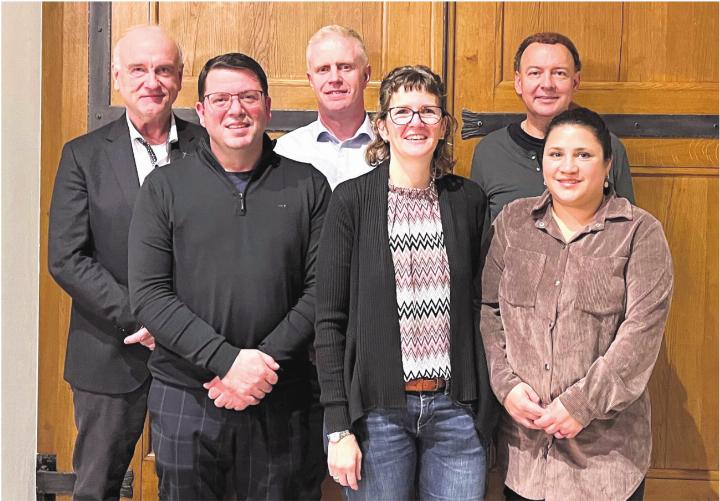 Die Katholische Kirchenpflege Bremgarten, von links: Pastoralleiter Andreas Bossmeyer, Leo Lazraj, Stephen Clifford, Präsidentin Raphaela Lerch, Marc Bundi und Juliana Bircher. Bild: Walter Minder Die Katholische Kirchenpflege Bremgarten, von links: Pastoralleiter Andreas Bossmeyer, Leo Lazraj, Stephen Clifford, Präsidentin Raphaela Lerch, Marc Bundi und Juliana Bircher. Bild: Walter Minder