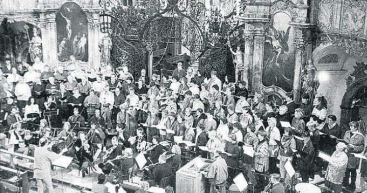 Der Singkonvent Freiamt weiss in der Klosterkirche Muri am Bettagskonzert Bild: Archiv