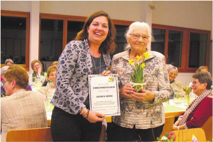 Die soeben neu gewählte Präsidentin Andrea Wendel gratuliert Agnes Ming zur Ernennung als Ehrenmitglied des Landfrauenvereins Hermetschwil. Bild: Alphonse Hauser