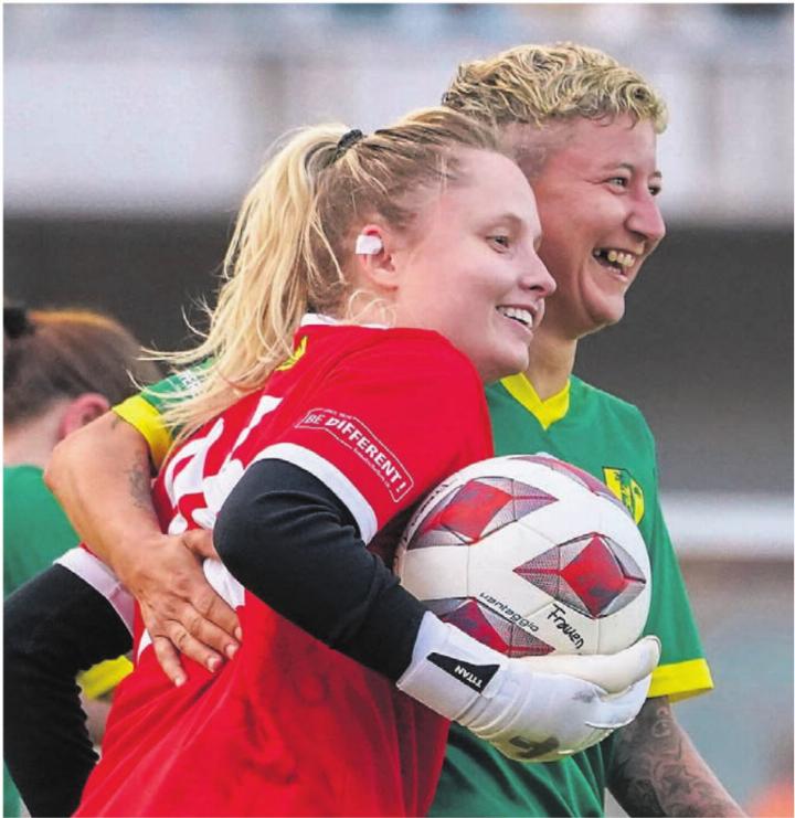 Mutschellens Torfrau Sheryl Rella (links) und Carol Rösli nach einer spektakulären Abwehraktion. Mutschellens Torfrau Sheryl Rella (links) und Carol Rösli nach einer spektakulären Abwehraktion.